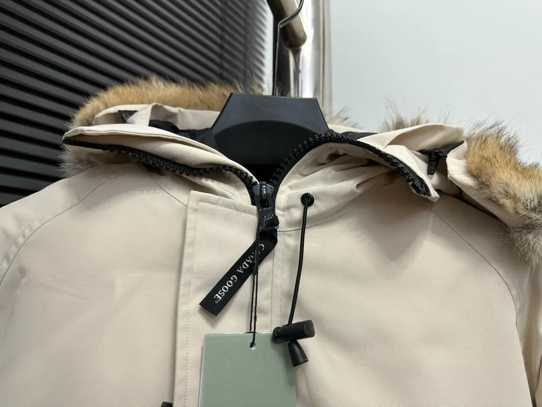 P780 [Canada goose] 01 Exdition Parka Down Jacket for Couples. Genuine original version. You need to compare with the genuine product at any time. All accessories are custom-made from the original factory. 💯The softness and hardness of the fabric is compared with the original one. It can be restored by kneading at will (fabric misunderstanding: fabrics with high hardness are not waterproof. Only those who buy the latest authentic version this year will notice the softness and comfort of the fabric) 💯The down is synchronized with the genuine white duck down, fluffy and not lumpy. Electronically controlled velvet filling machine 💯Customized zippers with genuine YKK military-grade copper core zipper pullers, high hardness and no jamming 💯The fur collar is purchased from Western Canada coyote skin original customization 💯All workmanship and wiring are controlled by workers with more than ten years of service. They must be horizontal and vertical, and are not crooked. The inner wiring density is more sophisticated. Feel free to compare 💯label, collar label, washed label, hangtag, zipper rope, pocket label Back label, collar velvet, Velcro fasteners, cuffs, all details are updated simultaneously with the original product. The best version, the most complete colors, battle all kinds of worldly goods, sizes: XS-XXL